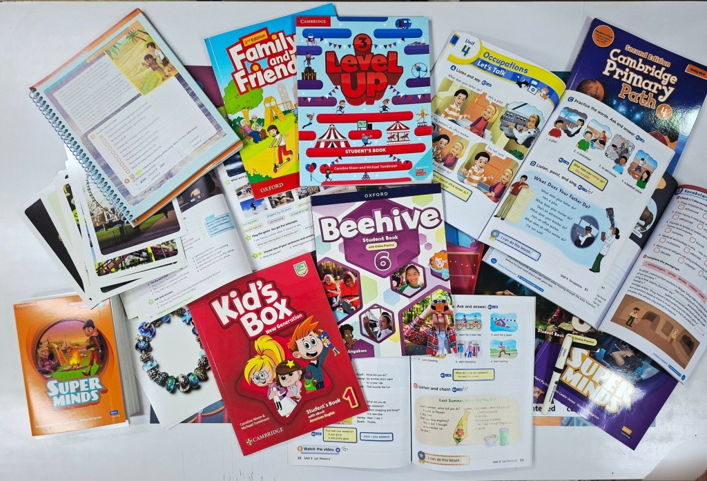 Primary English language teaching books from Oxford and Cambridge ELT, including Kids Box, Beehive, Super Minds, Family and Friends, Level Up, and Primary Path.